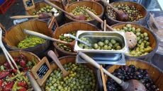 Les Olives, Cornichons et Légumes Marinés
